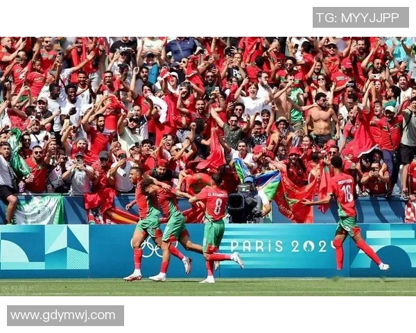 足球明星携手转场视频精彩瞬间展现球场魅力与团队精神 足球明星携手转场视频精彩瞬间展现球场魅力与团队精神