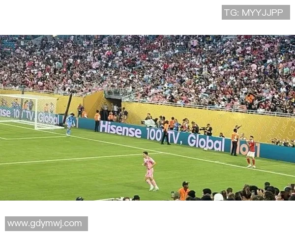 黑人足球明星小钢炮的传奇人生与赛场风采揭秘 黑人足球明星小钢炮的传奇人生与赛场风采揭秘